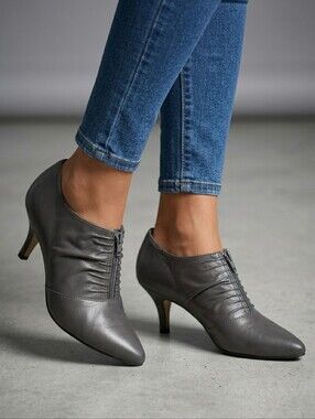 NYGARD Gray boots shoes size 7.5